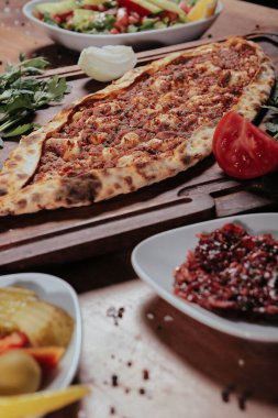 Geleneksel Türkçe fırında pide. Türk pizzası, Orta Doğu aperatifleri. Türk mutfağı. Et ile doldurulmuş çam