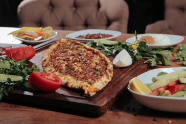 Geleneksel Türkçe fırında pide. Türk pizzası, Orta Doğu aperatifleri. Türk mutfağı. Et ile doldurulmuş çam