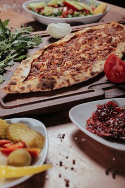 Geleneksel Türkçe fırında pide. Türk pizzası, Orta Doğu aperatifleri. Türk mutfağı. Et ile doldurulmuş çam