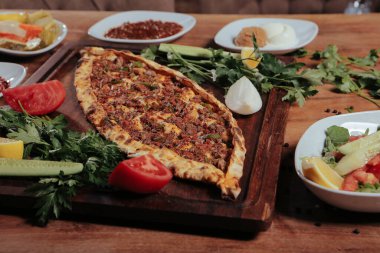 Geleneksel Türkçe fırında pide. Türk pizzası, Orta Doğu aperatifleri. Türk mutfağı. Et ile doldurulmuş çam