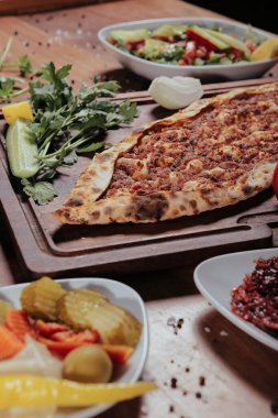 Geleneksel Türkçe fırında pide. Türk pizzası, Orta Doğu aperatifleri. Türk mutfağı. Et ile doldurulmuş çam