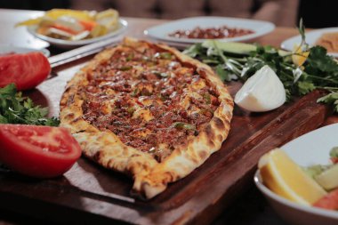 Geleneksel Türkçe fırında pide. Türk pizzası, Orta Doğu aperatifleri. Türk mutfağı. Et ile doldurulmuş çam