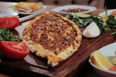 Geleneksel Türkçe fırında pide. Türk pizzası, Orta Doğu aperatifleri. Türk mutfağı. Et ile doldurulmuş çam