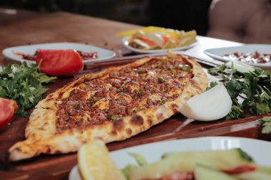 Geleneksel Türkçe fırında pide. Türk pizzası, Orta Doğu aperatifleri. Türk mutfağı. Et ile doldurulmuş çam