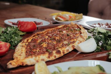 Geleneksel Türkçe fırında pide. Türk pizzası, Orta Doğu aperatifleri. Türk mutfağı. Et ile doldurulmuş çam