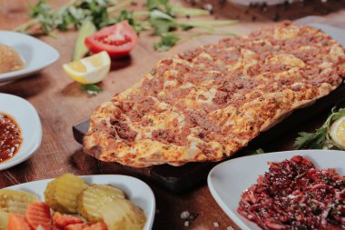 Geleneksel Türkçe fırında pide. Türk pizzası, Orta Doğu aperatifleri. Türk mutfağı. Et ile doldurulmuş çam