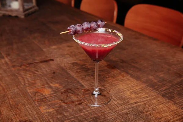 Lokantadaki masada alkol kokteyli.