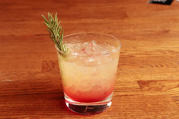 Lokantadaki masada alkol kokteyli.