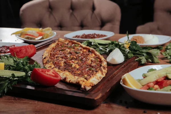 Geleneksel Türkçe fırında pide. Türk pizzası, Orta Doğu aperatifleri. Türk mutfağı. Et ile doldurulmuş çam