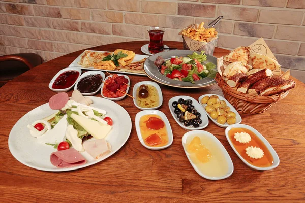 zengin ve leziz Türk Kahvaltı