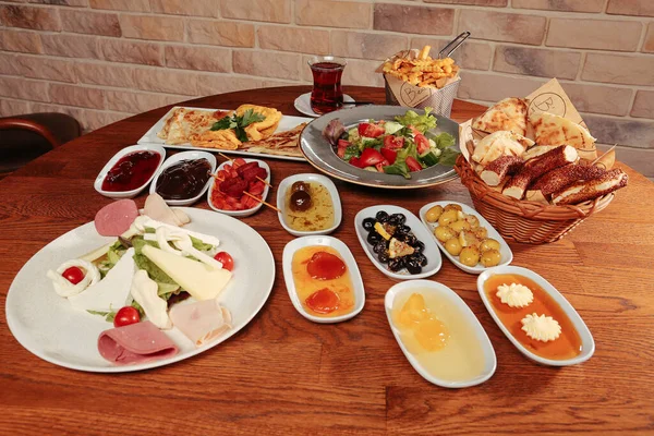 zengin ve leziz Türk Kahvaltı