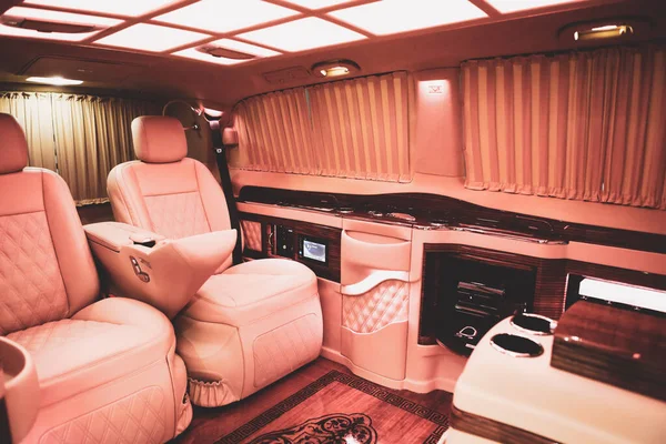 Πολυτελές Μοντέρνο Ροζ Αυτοκίνητο Εσωτερικό — Φωτογραφία Αρχείου