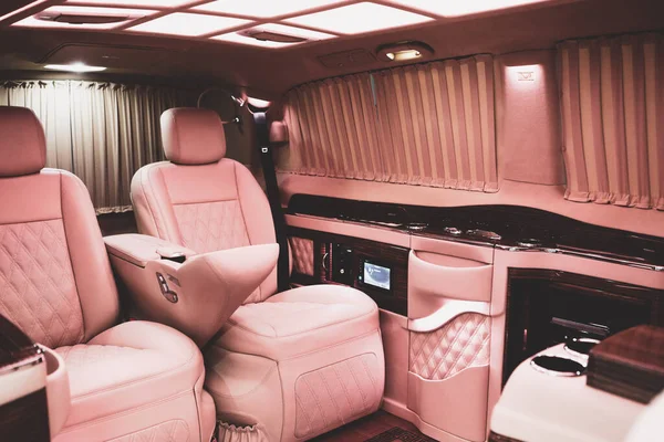 Luksusowe Nowoczesne Różowe Wnętrze Samochodu — Zdjęcie stockowe
