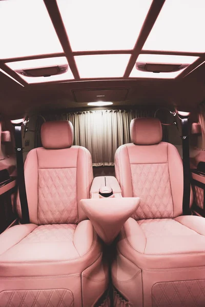 Розкішний Сучасний Інтер Рожевого Автомобіля — стокове фото