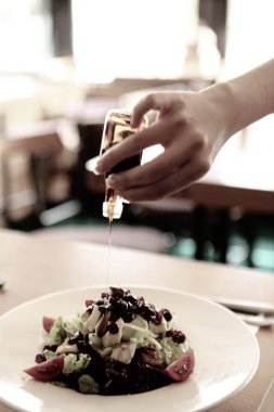 çekici beyaz salata, odak üstünde el yemek kadın ve çatal gülümseyen portresi.