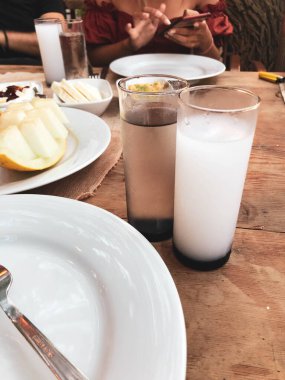 Özel Alkollü İçkili Rakılı Türk ve Yunan Geleneksel Yemek Masası. Uzo ve Türk Rakısı, Türkiye, Yunanistan, Kıbrıs ve Lübnan'da yaygın olarak tüketilen kuru anason aromalı bir aperatiftir.
