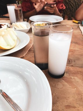 Özel Alkollü İçkili Rakılı Türk ve Yunan Geleneksel Yemek Masası. Uzo ve Türk Rakısı, Türkiye, Yunanistan, Kıbrıs ve Lübnan'da yaygın olarak tüketilen kuru anason aromalı bir aperatiftir.