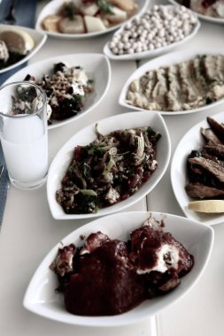 Özel Alkollü İçkili Rakılı Türk ve Yunan Geleneksel Yemek Masası. Uzo ve Türk Rakısı, Türkiye, Yunanistan, Kıbrıs ve Lübnan'da yaygın olarak tüketilen kuru anason aromalı bir aperatiftir.