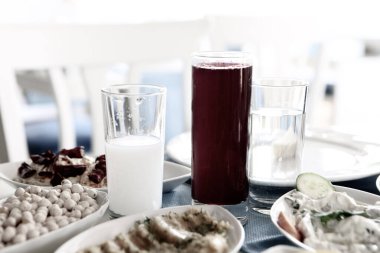 Özel Alkollü İçkili Rakılı Türk ve Yunan Geleneksel Yemek Masası. Uzo ve Türk Rakısı, Türkiye, Yunanistan, Kıbrıs ve Lübnan'da yaygın olarak tüketilen kuru anason aromalı bir aperatiftir.
