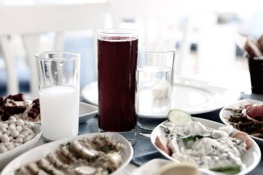 Özel Alkollü İçkili Rakılı Türk ve Yunan Geleneksel Yemek Masası. Uzo ve Türk Rakısı, Türkiye, Yunanistan, Kıbrıs ve Lübnan'da yaygın olarak tüketilen kuru anason aromalı bir aperatiftir.