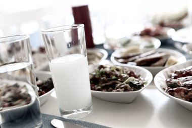Özel Alkollü İçkili Rakılı Türk ve Yunan Geleneksel Yemek Masası. Uzo ve Türk Rakısı, Türkiye, Yunanistan, Kıbrıs ve Lübnan'da yaygın olarak tüketilen kuru anason aromalı bir aperatiftir.