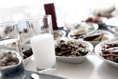 Özel Alkollü İçkili Rakılı Türk ve Yunan Geleneksel Yemek Masası. Uzo ve Türk Rakısı, Türkiye, Yunanistan, Kıbrıs ve Lübnan'da yaygın olarak tüketilen kuru anason aromalı bir aperatiftir.