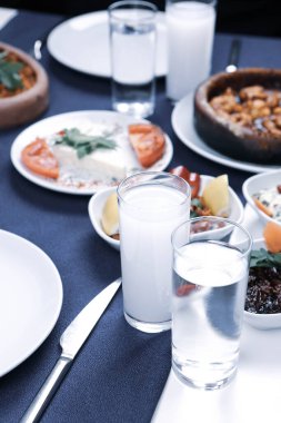 Özel Alkollü İçkili Rakılı Türk ve Yunan Geleneksel Yemek Masası. Uzo ve Türk Rakısı, Türkiye, Yunanistan, Kıbrıs ve Lübnan'da yaygın olarak tüketilen kuru anason aromalı bir aperatiftir.