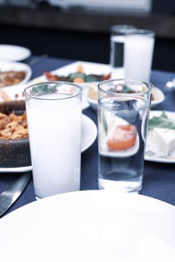 Özel Alkollü İçkili Rakılı Türk ve Yunan Geleneksel Yemek Masası. Uzo ve Türk Rakısı, Türkiye, Yunanistan, Kıbrıs ve Lübnan'da yaygın olarak tüketilen kuru anason aromalı bir aperatiftir.