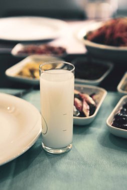 Özel Alkollü İçkili Rakılı Türk ve Yunan Geleneksel Yemek Masası. Uzo ve Türk Rakısı, Türkiye, Yunanistan, Kıbrıs ve Lübnan'da yaygın olarak tüketilen kuru anason aromalı bir aperatiftir.