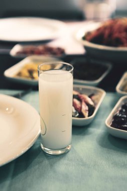 Özel Alkollü İçkili Rakılı Türk ve Yunan Geleneksel Yemek Masası. Uzo ve Türk Rakısı, Türkiye, Yunanistan, Kıbrıs ve Lübnan'da yaygın olarak tüketilen kuru anason aromalı bir aperatiftir.