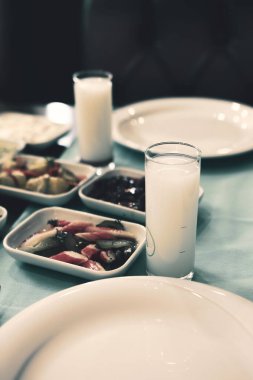 Özel Alkollü İçkili Rakılı Türk ve Yunan Geleneksel Yemek Masası. Uzo ve Türk Rakısı, Türkiye, Yunanistan, Kıbrıs ve Lübnan'da yaygın olarak tüketilen kuru anason aromalı bir aperatiftir.