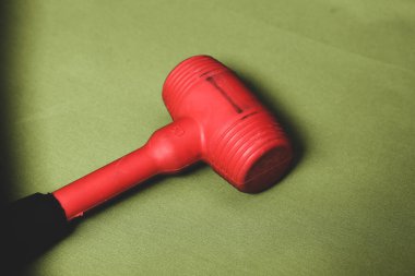 kırmızı ve siyah plastik çekiç