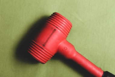 kırmızı ve siyah plastik çekiç