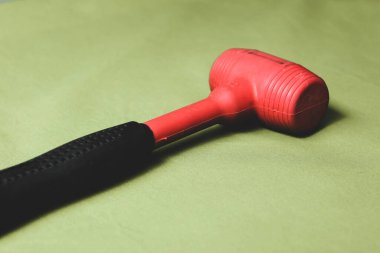 kırmızı ve siyah plastik çekiç