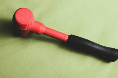 kırmızı ve siyah plastik çekiç
