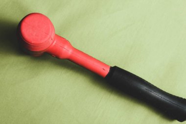 kırmızı ve siyah plastik çekiç