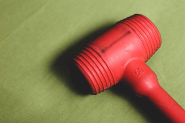 kırmızı ve siyah plastik çekiç