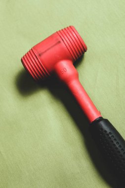 kırmızı ve siyah plastik çekiç