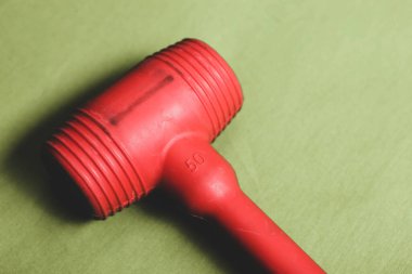 kırmızı ve siyah plastik çekiç