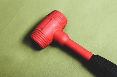 kırmızı ve siyah plastik çekiç