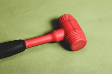 kırmızı ve siyah plastik çekiç