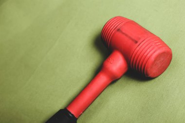kırmızı ve siyah plastik çekiç