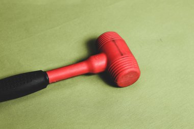 kırmızı ve siyah plastik çekiç