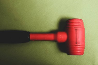 kırmızı ve siyah plastik çekiç
