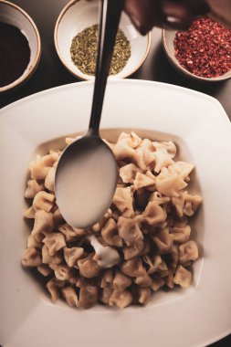 Türk mantı manlama plaka üzerinde