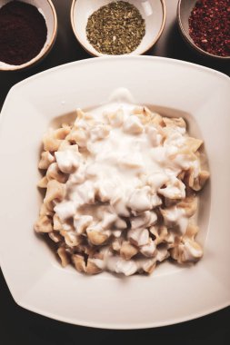 Türk mantı manlama plaka üzerinde