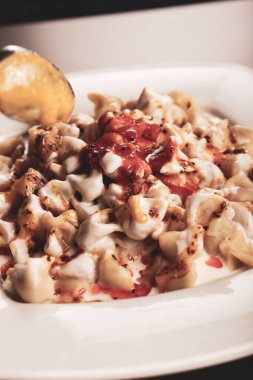 Türk mantı manlama plaka üzerinde