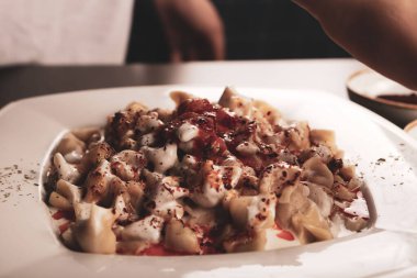 Türk mantı manlama plaka üzerinde