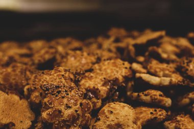 Bir grup çeşit kurabiye. Çikolata parçacıklı, yulaflı, kuru üzümlü, beyaz çikolatalı.