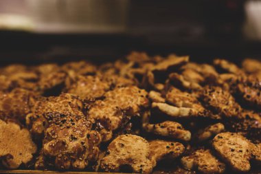 Bir grup çeşit kurabiye. Çikolata parçacıklı, yulaflı, kuru üzümlü, beyaz çikolatalı.